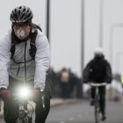 Un ciclista usa una mascarilla para protegerse de la contaminación ambiental en Londres