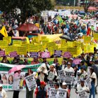 Seguidores del presidente Gustavo Petro participan en una marcha, convocada por sindicatos de trabajadores, que busca dar apoyo a las reformas planteadas por el Gobierno, en Bogotá.