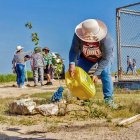 Proyecto. Los miembros del gremio y sus familias llegaron a El Tablazo para intentar ponerle algo de color y vida al espacio.
