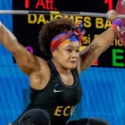 Neisi Dajomes durante su participación en el Mundial de Levantamiento de Pesas donde selló su clasificación a los Juegos Olímpicos París 2024.