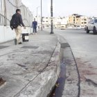 En el sitio aún se obseva la sangre de la víctima. La Policía llegó al sitio para recabar indicios y levantar el cadáver.