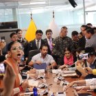 La asambleísta correísta Jahaira Urresta increpó a legisladores, durante la comparecencia.