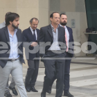 Carlos Pólit llegando junto a su defensa y familia.