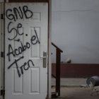 Fotografía de archivo que muestra una puerta rayada en el centro penitenciario de Tocorón (Venezuela).