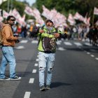 Un hombre participa en una manifestación contra el presidente de Argentina Javier Milei en la Avenida 9 de Julio este miércoles, en Buenos Aires (Argentina).
