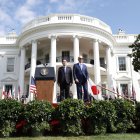 El presidente estadounidense, Joe Biden (d), con el primer ministro japonés, Fumio Kishida (i), este 10 de abril 2024.