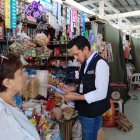 Control.- Un delegado de ARCSA  inspecciona locales en un mercado de Guayaquil.