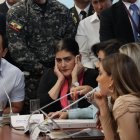 Estridencia. De derecha a izquierda: Viviana Veloz vocifera cualquier cosa; Mónica Palencia se tapa los oídos; Johathan Parra mantiene la calma.