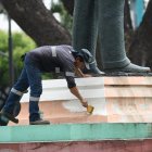 La base del monumento a Víctor Emilio Estrada fue pintada.