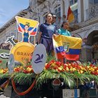 Una coreografía deportiva rindió homenaje a los logros de Elizabeth Bravo, quién acompaño a la unidad Educativa Nuestra Familia durante el desfile.