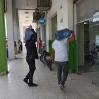 Recurso. Ciudadanos compran bidones de agua ante la escasez.