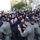 La policía retiene a judíos ultraortodoxos durante una protesta contra el reclutamiento militar frente a la oficina de reclutamiento militar en Jerusalén, el 11 de abril de 2024.