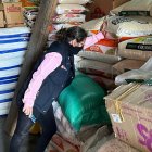 Control.- La inspección que reailza un delegado de Arcsa en el mercado de transferencia de Quito.