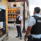 Medida. El intendente de Guayas, Gonzalo Ortega, en un operativo en un depósito en el sur de Guayaquil.