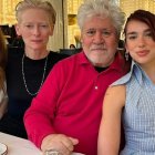 Juliane Moore, Tilda Swinton, Pedro Almodóvar y Dua Lipa durante el rodaje de La habitación de al lado