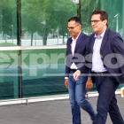 Souza (fondo) a su llegada a la audiencia.