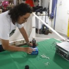 Tatiana Céspedes examina plásticos hallados en el océano pacífico a bordo del buque Artic Sunrise