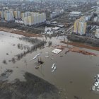 Así se muestra el río Ural, cuyo niveles de agua alcanzaron este viernes 12 de abril de 2024 los 11,43 metros, lo que ha provocado ya inundaciones a la entrada de la ciudad.