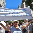 Buenos Aires. Una manifestante sostiene un letrero en la primera huelga general contra el Gobierno de Milei.
