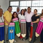 Profesores que pertenecen a la Red de Educadores alistan los insumos para la marcha de este 13 de abril de 2024 en Guayaquil.