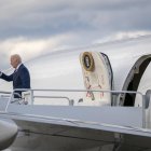 El presidente Joe Biden aborda el Air Force One de camino a Dover, Delaware, desde la base conjunta Andrews, Maryland, EE. UU., el 12 de abril de 2024.
