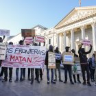 Integrantes de entidades sociales impulsoras de la iniciativa legislativa popular se manifiestan durante el debate en el pleno del Congreso de los Diputados, en Madrid.