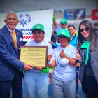 El presidente de Olimpiadas Especiales Ecuador, Héctor Cueva (i), junto a varios de los deportistas y organizadores en Riobamba.