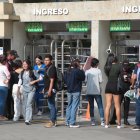 Estudiantes de la Universidad de Guayaquil en una de las puertas de ingreso de la institución.