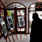 Una persona visita una exposición fotográfica el 11 de abril de 2024 en La Paz (Bolivia).