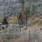 Denuncia. Migrantes denunciaron que en la zona fronteriza entre México y Estados Unidos, se colocó una nueva barricada del lado de Texas.