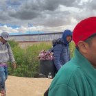 MEX4387. CIUDAD JUÁREZ (MÉXICO), 13/04/2024.- Migrantes caminan cerca de muro que divide México con Estados Unidos en espera de poder cruzar la frontera, el 12 de abril de 2024, en Ciudad Juárez, Chihuahua (México). Además de migrantes de bajos ingresos, la frontera de México con Estados Unidos recibe a cada vez más profesionales de Suramérica que buscan cruzar a toda costa ante la situación económica y de violencia de sus países, como muestran testimonios recogidos por EFE. EFE/Luis Torres