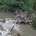 A lo lago de su cauce, es común ver basura, fundas de desperdicios y escombros en el  Machángara.