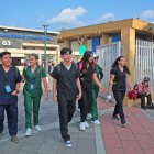 Un grupo de estudiantes sale de la Universidad de Guayaquil. En el país, la tasa de matrícula universitaria se estima en 40 %.