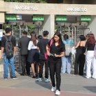 Estudiantes en una de las puerta de ingreso de la Universidad de Guayaquil. En el país hay provincias como Morona Santiago o Esmeraldas donde solo dos de cada diez jóvenes accede a la Universidad.