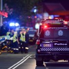 Sídney (Australia), 13/04/2024.- La policía y los servicios de emergencia trabajan en Bondi Junction después de que la policía respondiera a informes de múltiples apuñalamientos dentro del centro comercial Westfield Bondi Junction en Sídney, Australia, este sábado. Al menos cinco personas murieron tras un ataque con cuchillo perpetrado por un hombre que luego fue asesinado a tiros por la policía. Varios otros fueron hospitalizados, algunos en condiciones críticas. EFE/STEVE MARKHAM PROHIBIDO SU USO EN AUSTRALIA Y NUEVA ZELANDA