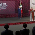 Descrédito. Andrés Manuel López Obrador y su canciller, Alicia Bárcena, en una “mañanera”. Ellos han convertido a la prestigiosa Cancillería de su país en una embajada del Grupo de Puebla.