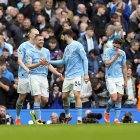 Mateo Kovacic (i) celebra con el resto de sus compañeros uno de los tantos en la goleada e Manchester City
