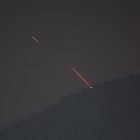 Una vista muestra drones o misiles compitiendo por objetivos en lugares no revelados en el norte de Israel, este 14 de abril de 2024.