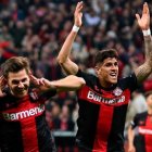 Piero Hincapié festeja el título conseguido con Bayer Leverkusen