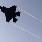 No divulgado (ISRAEL), 14/04/2024.- Un avión de combate israelí F35 despega desde un lugar no revelado en el centro de Israel, este domingo. Según las FDI, los sistemas de defensa de Israel, así como los aliados de Israel en la región, interceptó el 99 por ciento de más de "300 amenazas de diversos tipos", incluidos drones, misiles de crucero y tierra-tierra, lanzados desde Irán contra Israel durante la noche. EFE/ Abir Sultan