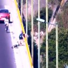 Unos ciclistas que circulaban por el puente El Chiche evitaron que la persona se lance al vacío