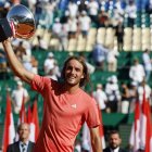 El griego Stefanos Tsitsipas con el trofeo de campeón, tras vencer por contundente 6-1,6-4 a Casper Ruud en la final de Montecarlo.
