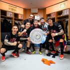 El ecuatoriano Piero Hincapié (d) junto a sus compañeros y el plato de campeón en el vestidor del Bayer Leverkusen.