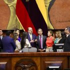 Imagen de una reunión de representantes de varias bancadas en la Asamblea.