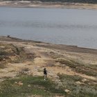 Con extensas playas formadas por la falta de agua se observa este jueves el embalse San Rafael ubicado en el municipio de La Calera (Colombia).
