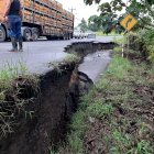 Hay tramos en la vía que muestran el peligro para los conductores y vehículos; y donde solo está habilitado un solo carril.