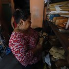 1. Oscuridad. Muchas personas tuvieron que volver a usar velas por la falta de luz. En algunas zonas las afectaciones se dieron durante la noche y la madrugada.