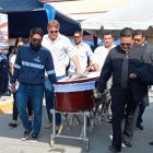 El cuerpo de Andrés Lara fue velado en el que fue su lugar de trabajo. En la imagen, el alcalde de Salinas, quien además fue su amigo desde hace décadas.