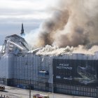 El edificio de la antigua bolsa de Copenhague, del siglo XVII, envuelto por las llamas.