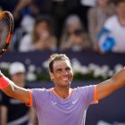 GRAFCAT2988. BARCELONA (ESPAÑA), 16/04/2024.-El tenista español, Rafael Nadal, muestra su alegría al finalizar su partido de primera ronda del Barcelona Open Banc Sabadell - Trofeo Conde de Godó de tenis disputado este martes ante el italiano Flavio Cobolli. Rafael Nadal ganó (2-6 y 3-6) EFE/ Enric Fontcuberta